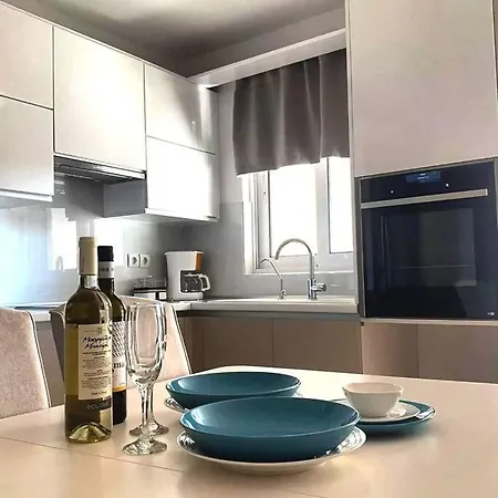 Апартаменти By The Sea - Central 2 Bedroom Apartment Rhodes City