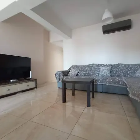 By The Sea - Central 2 Bedroom Apartment Апартаменти